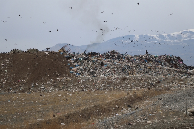Türkiye’de çöp depolanan bazı alanlarda metan gazından elektrik enerjisi üretiliyor. Fotoğraf: AA
